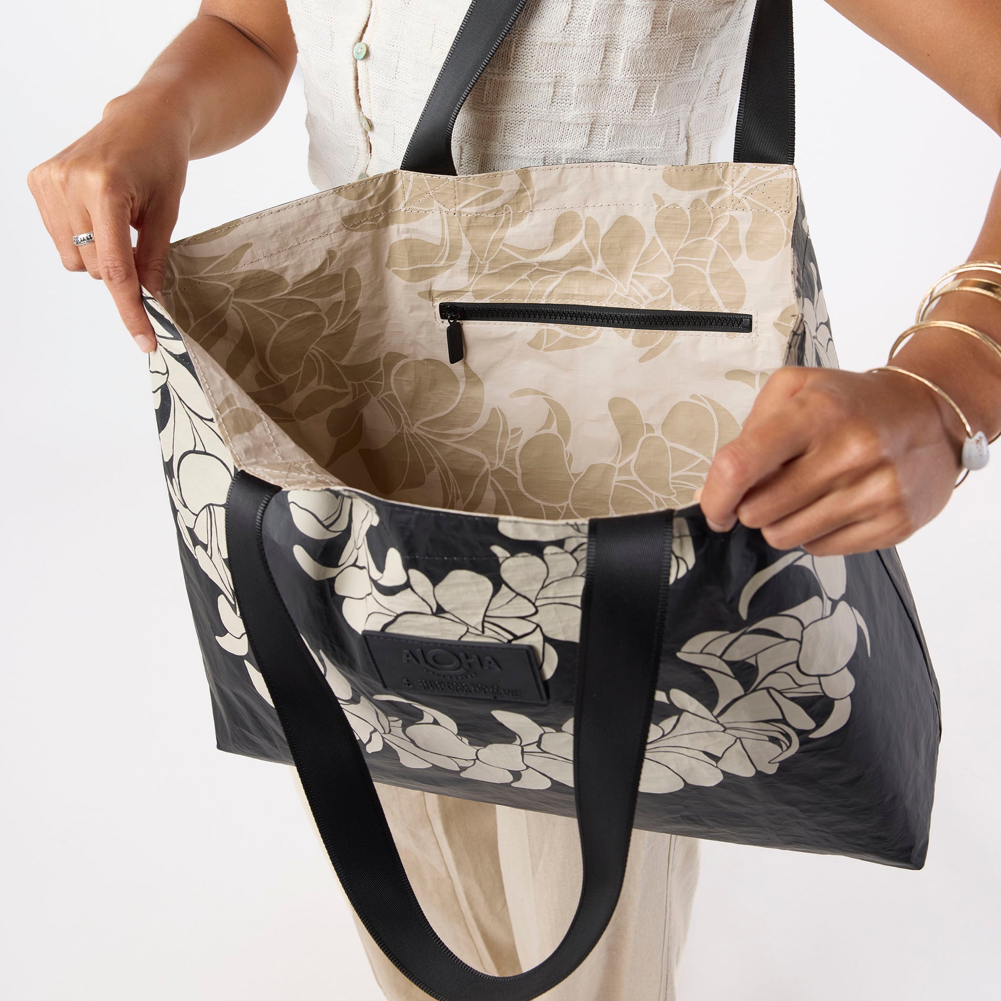 Plumeria Lei Sandstone Holo Holo Tote